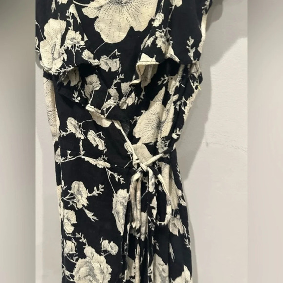 Gently used Free People Wrap dress in black floral‎ print.  Size XS G0199 - Picture 11 of 11